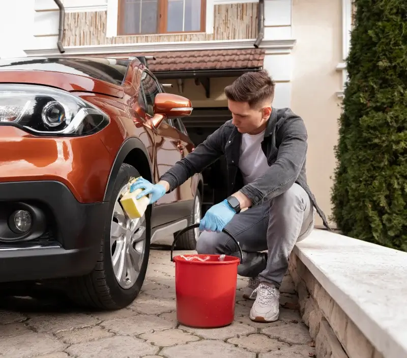 Lavage auto à domicile Nersac : professionnel intervenant sur un véhicule